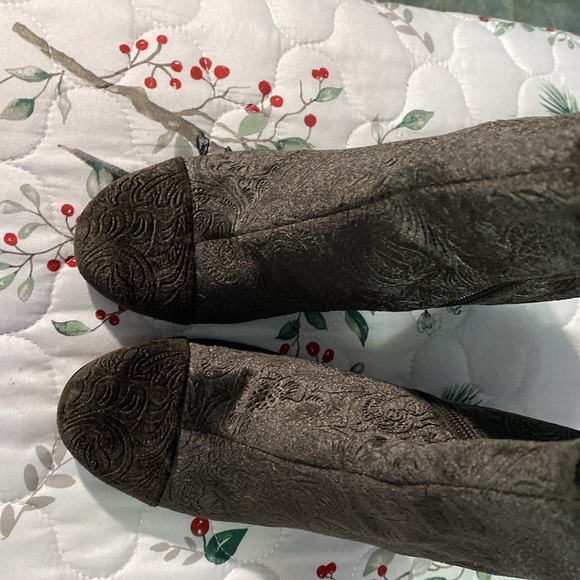 Brown velvet with design boots - Picture 3 of 5